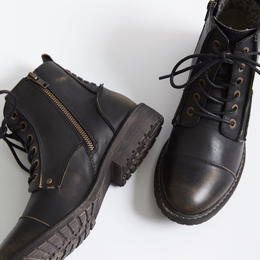 Billabong- Willow Way Distressed Combat Boot